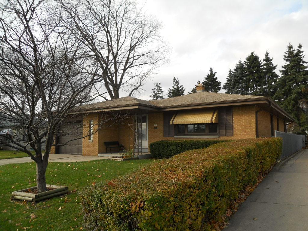 335 N 112th, Wauwatosa, WI 53226