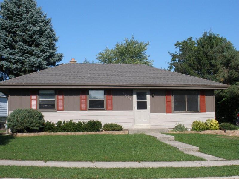 2003 Santa Barbara Dr., Waukesha, WI 53189