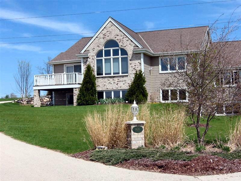 1626 Vivian Ct., West Bend, WI 53090