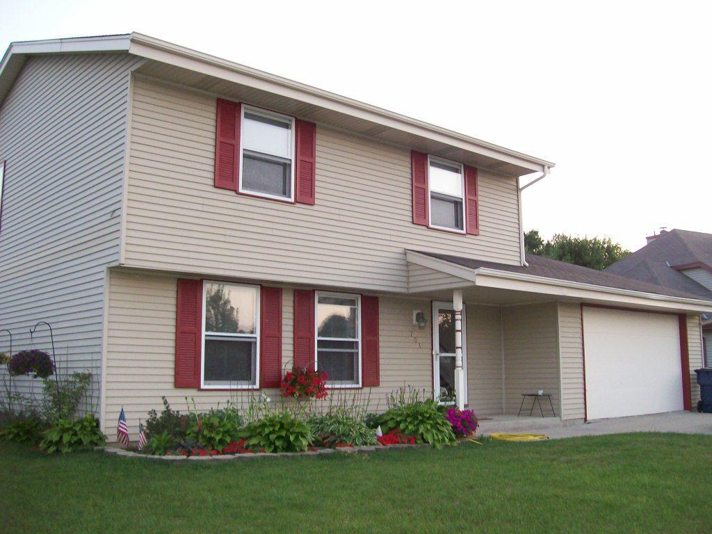 701 E Deerridge Pass, Oak Creek, WI 53154