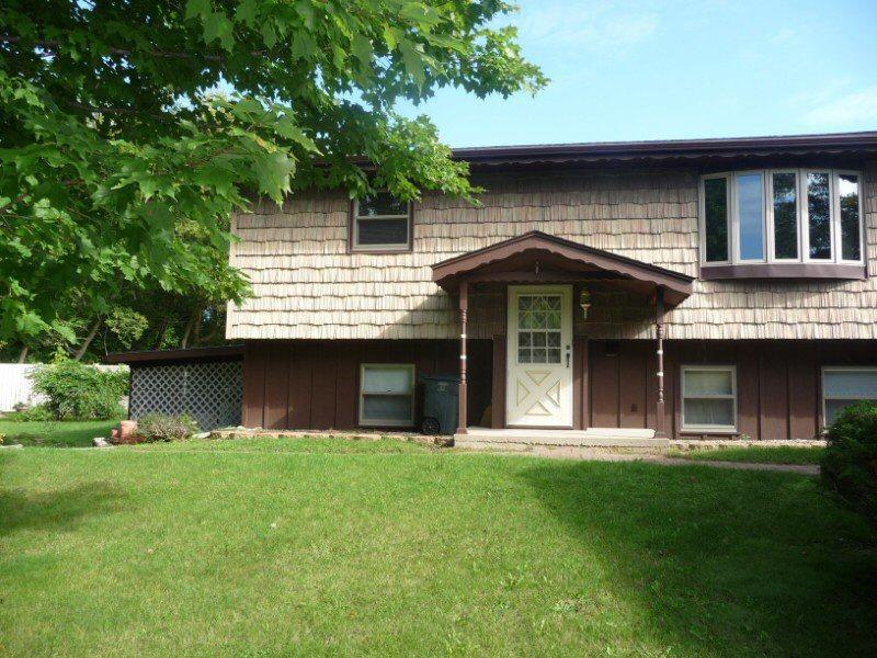 611 Crestview Ln., Mukwonago, WI 53149