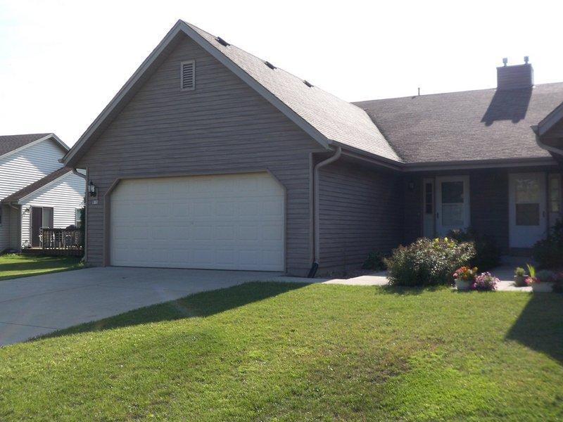 615 Ellys Way, Slinger, WI 53086