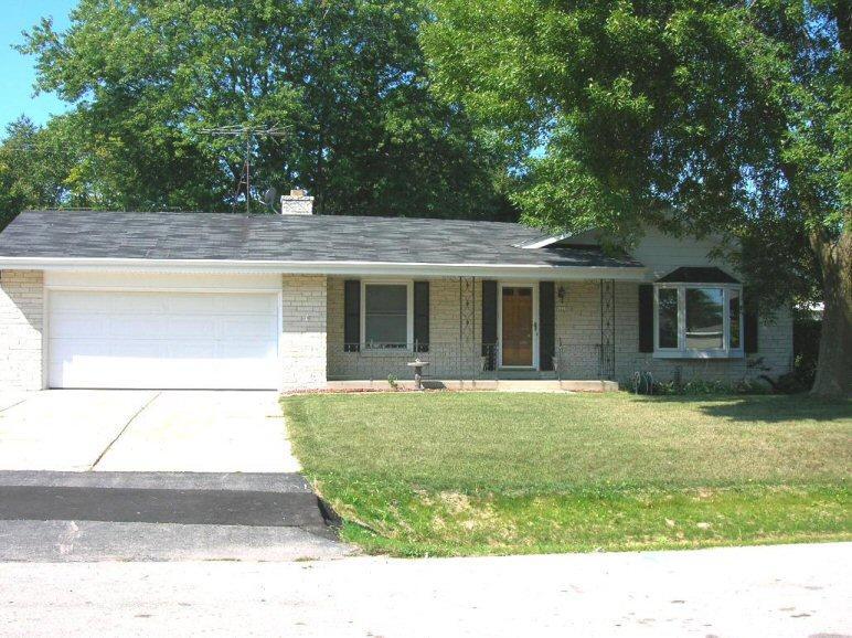 6225 S 38th St, Greenfield, WI 53221