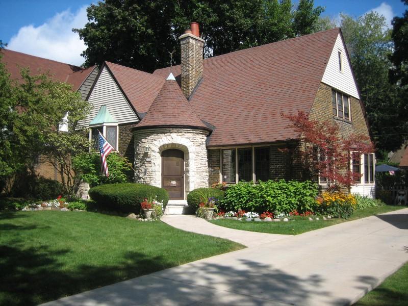 2428 N 88th St, Wauwatosa, WI 53226