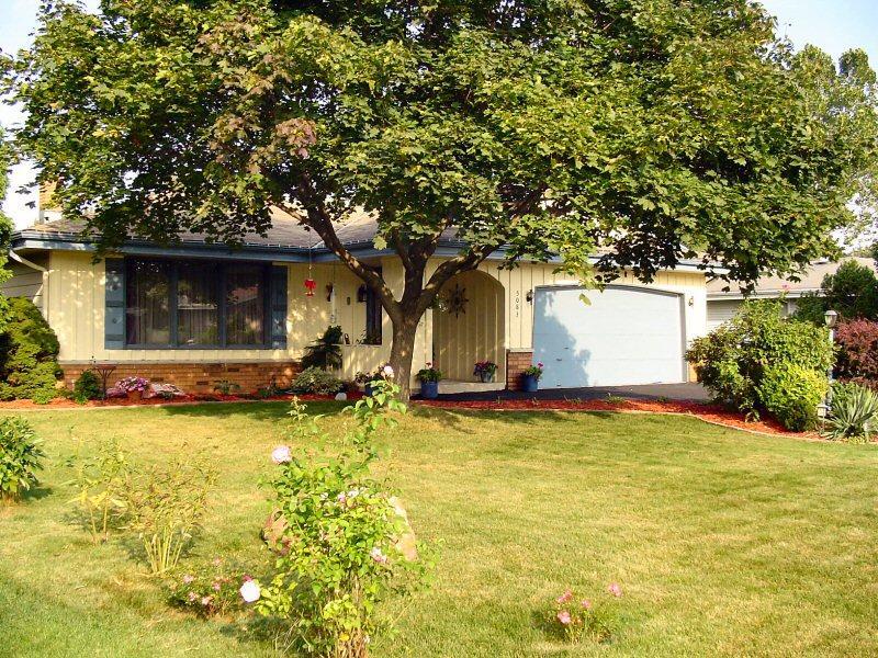 5083 S 65th St, Greenfield, WI 53220