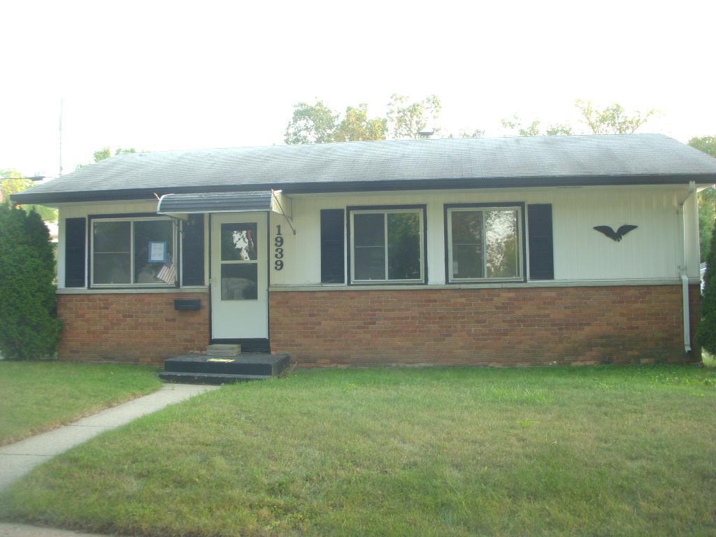 1939 Sherryl Ln., Waukesha, WI 53188