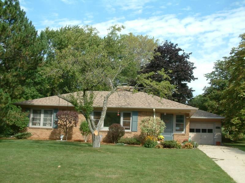 238 W Clovernook Ln, Glendale, WI 53217
