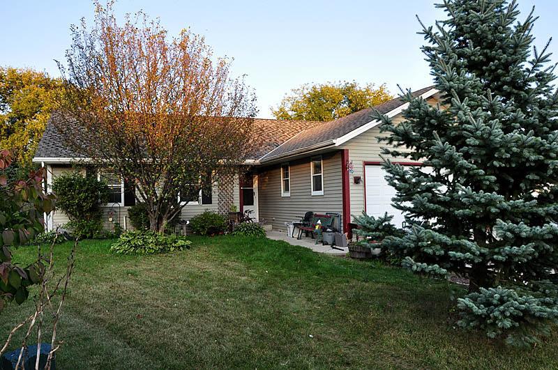 2209 Bluff Ct., Waukesha, WI 53186