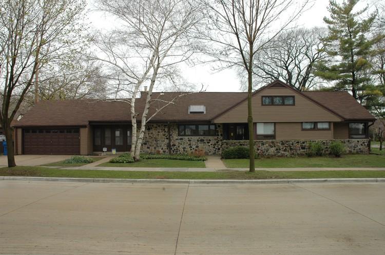 1301 E Courtland Pl, Whitefish Bay, WI 53211