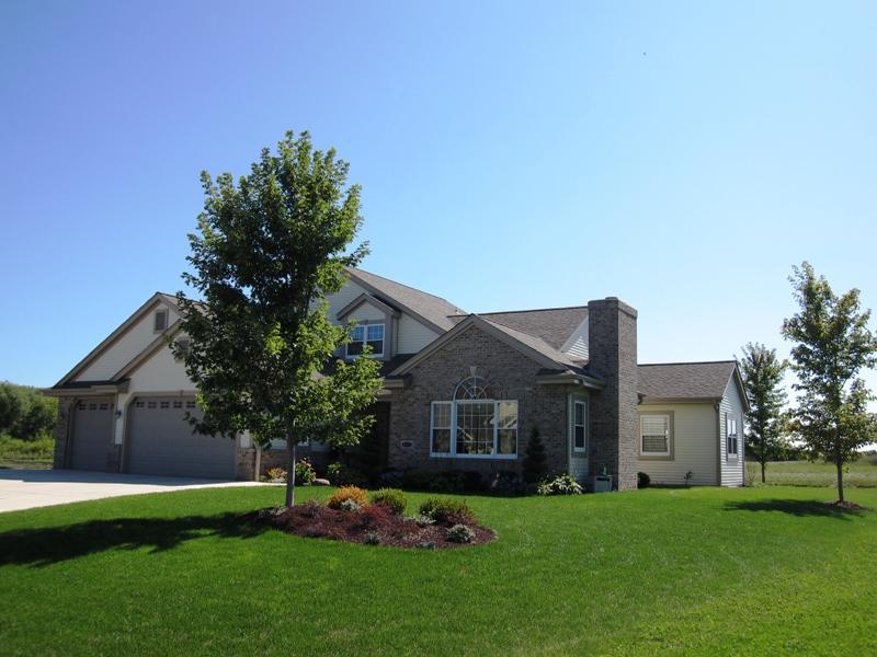 905 W Glen Crossing Ct., Oak Creek, WI 53154