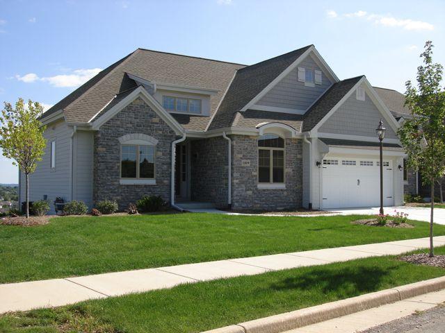 1107 Woodland Hills Dr. #B, Waukesha, WI 53188