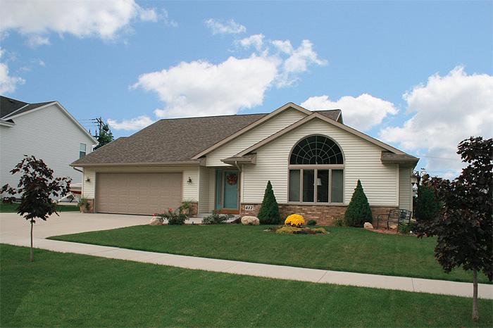 417 Ridgefield Pass, Hartford, WI 53027