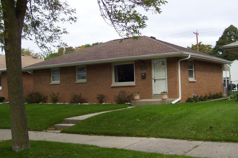 3254 E Whittaker Ave, Cudahy, WI 53110
