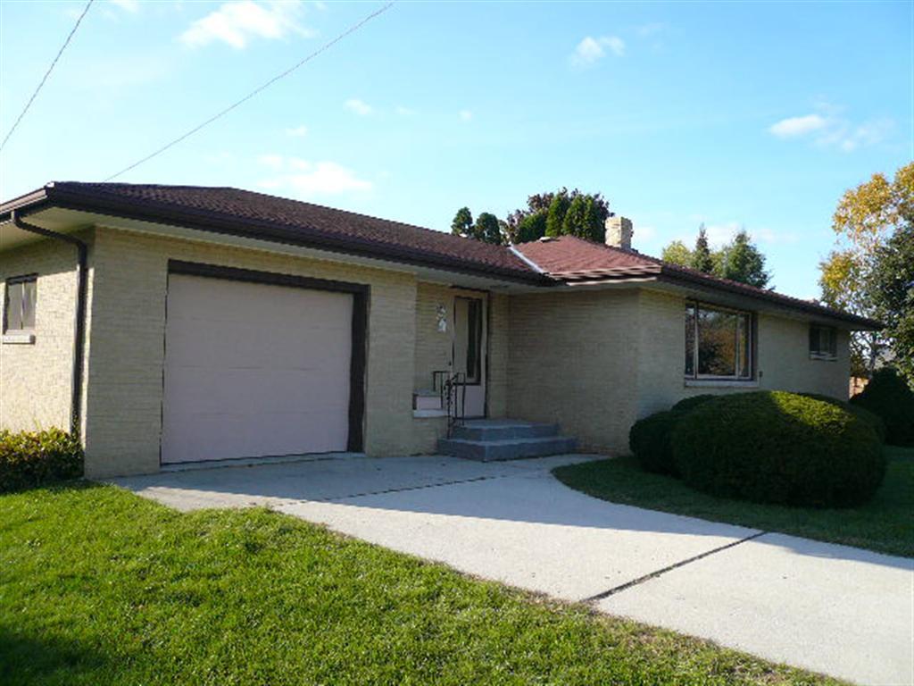 858 Maple St., Cleveland, WI 53015
