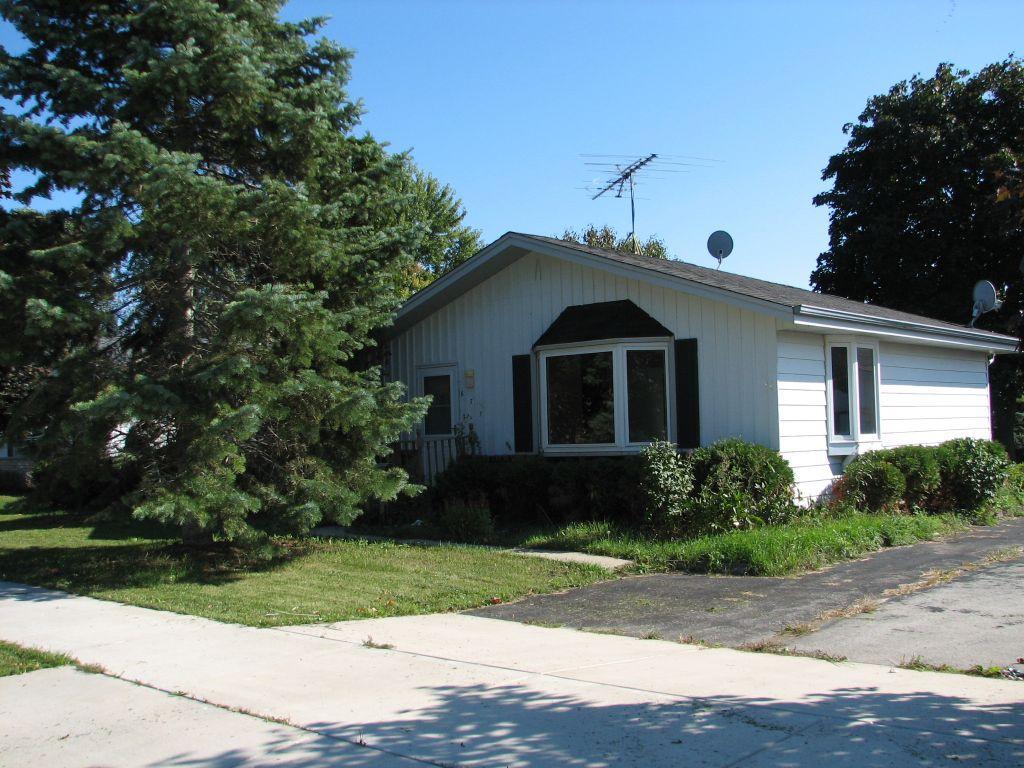 677 E Lincoln, Hartford, WI 53027
