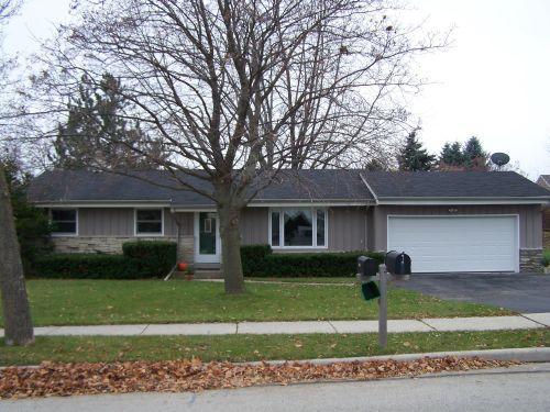 601 Hillcrest Rd, Saukville, WI 53080