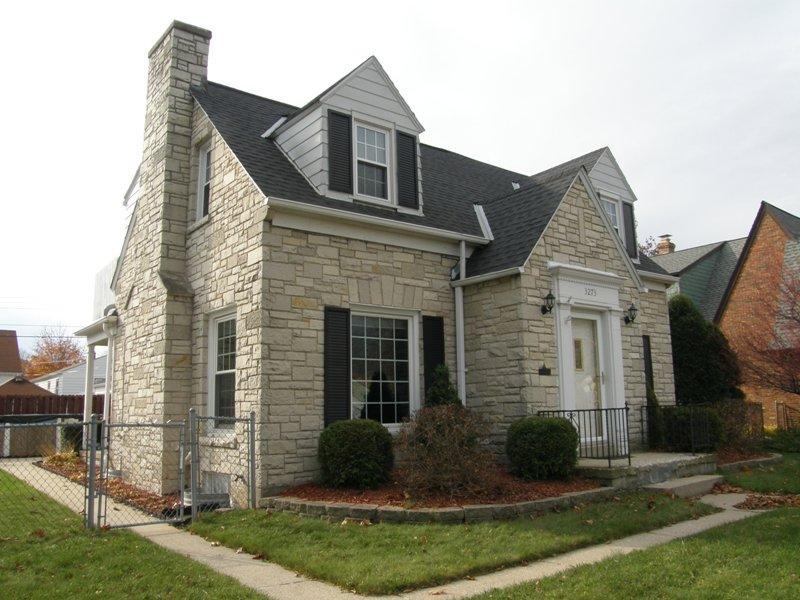 3273 W Lakefield Dr, Milwaukee, WI 53215