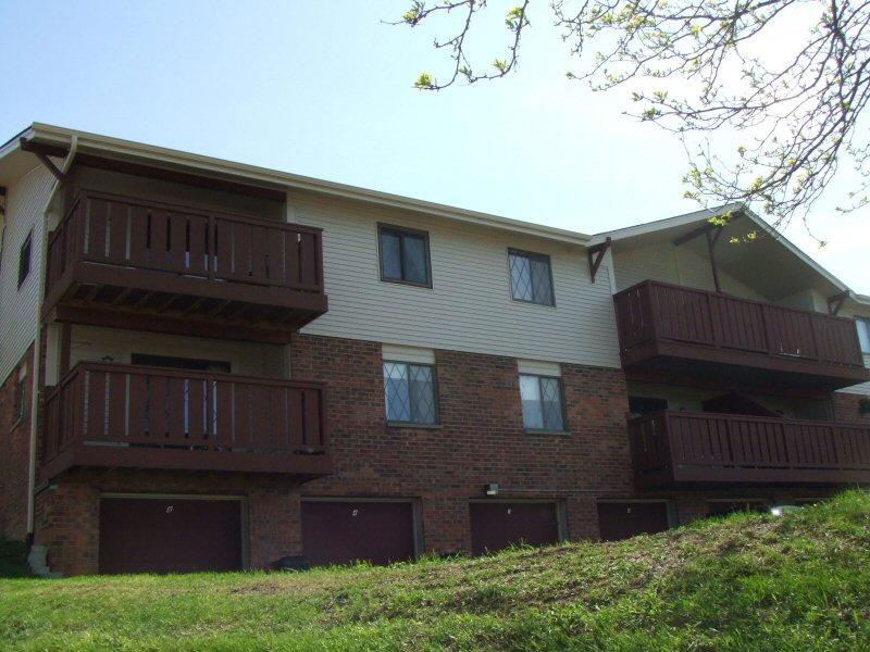 1334 Greenhedge Rd #B-8, Pewaukee, WI 53072