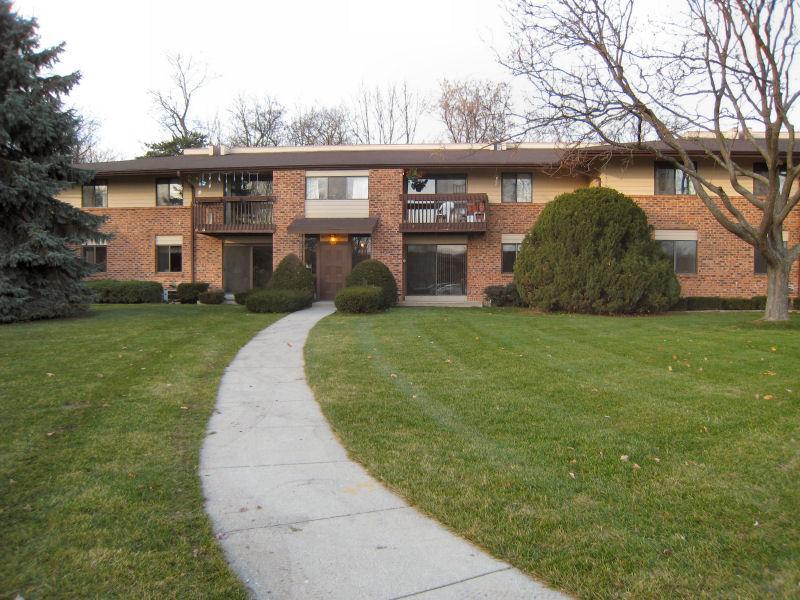 327 Park Hill Dr. #D, Pewaukee, WI 53072