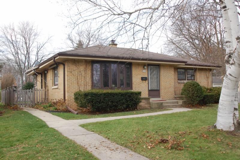 5723 N Milwaukee River Pkwy., Glendale, WI 53209