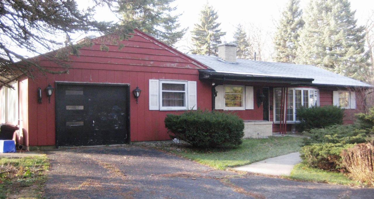10125 W Ridge Rd, Hales Corners, WI 53130