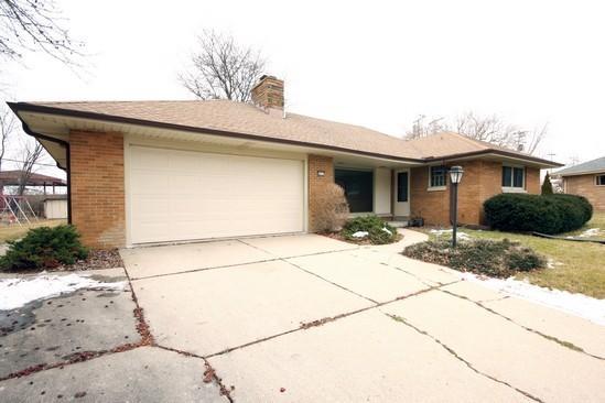 8837 N Iroquois Rd, Bayside, WI 53217