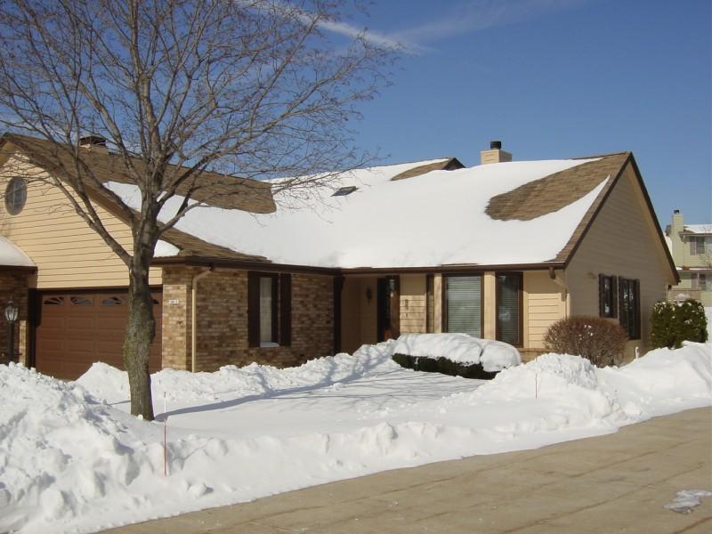 5411 S Somerset Ln, Greenfield, WI 53221
