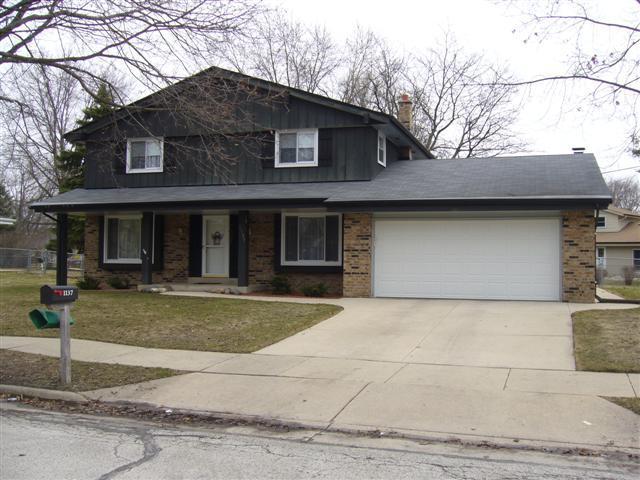 1137 School Dr, Waukesha, WI 53189