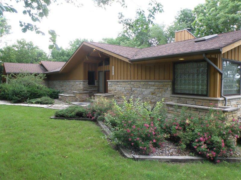 700 E Briar Ridge Dr., Brookfield, WI 53045