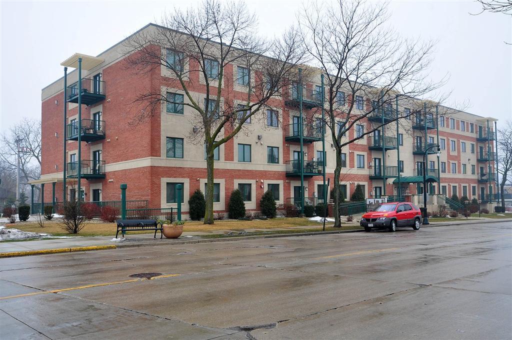3710 N Oakland Ave #110, Shorewood, WI 53211