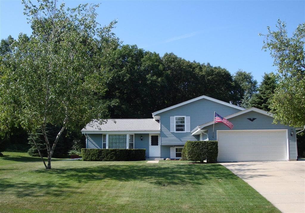 801 Crescent Ln, Hartland, WI 53029