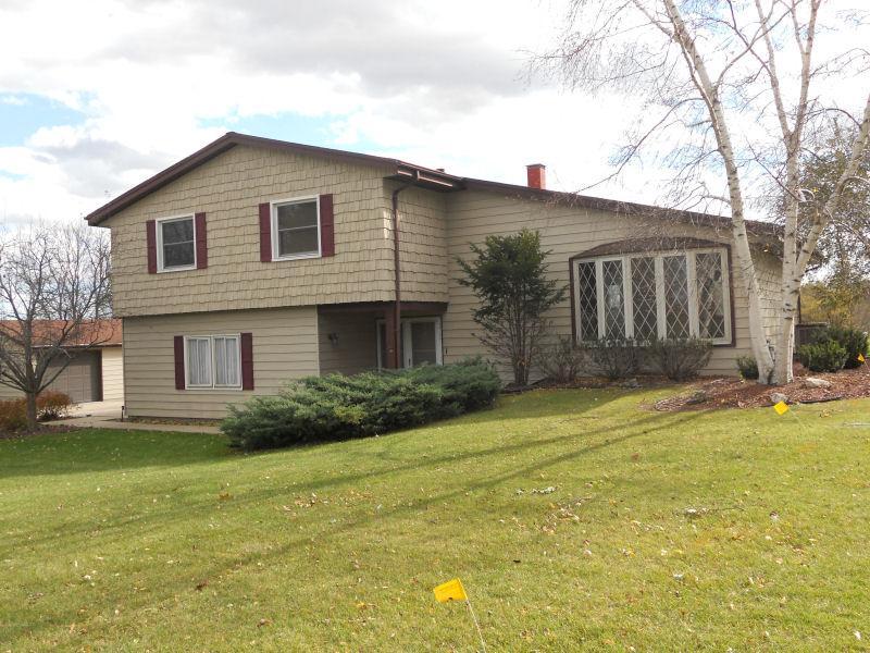 N20W24775 Sunnyridge Ln, Pewaukee, WI 53072