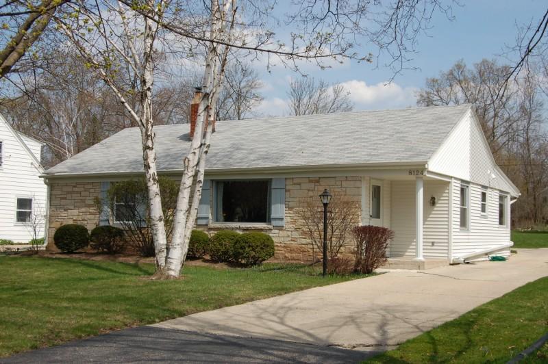 8124 N Santa Monica Blvd, Fox Point, WI 53217