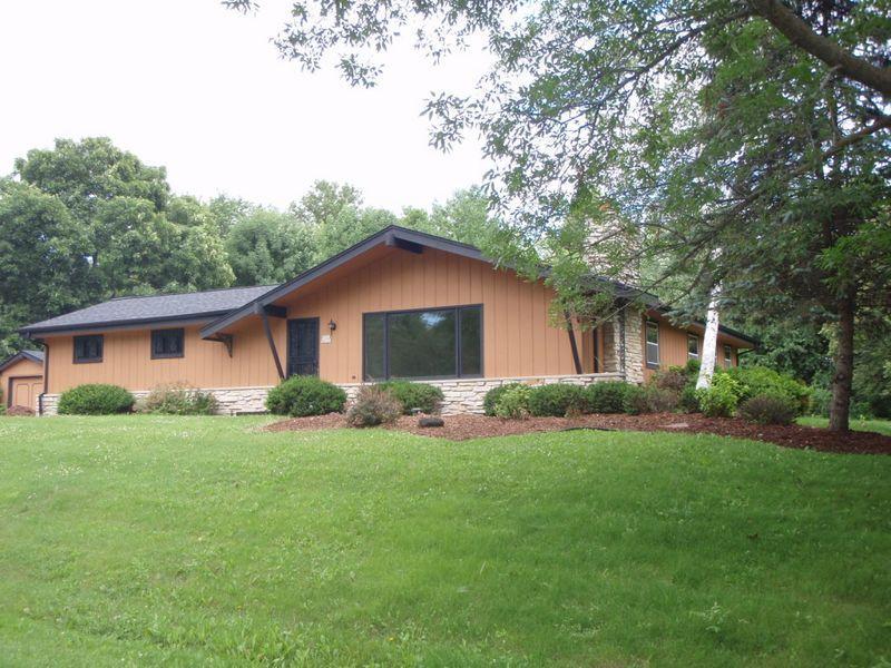 W292N8228 Parkview Ct, Merton, WI 53029