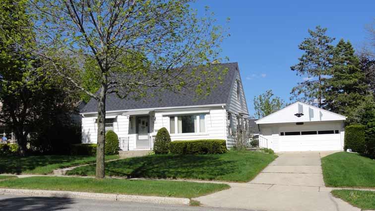 1039 Lincoln Dr, West Bend, WI 53095