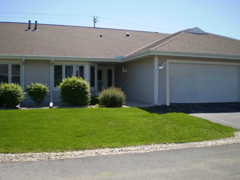 566 Hartford Sq, Hartford, WI 53027