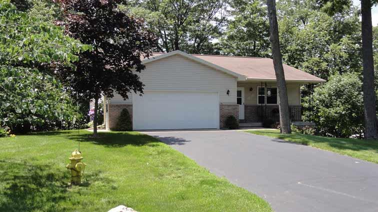 121 Manor Ct, Slinger, WI 53086