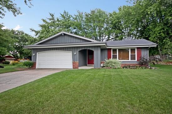 7949 S Wildwood Dr, Oak Creek, WI 53154