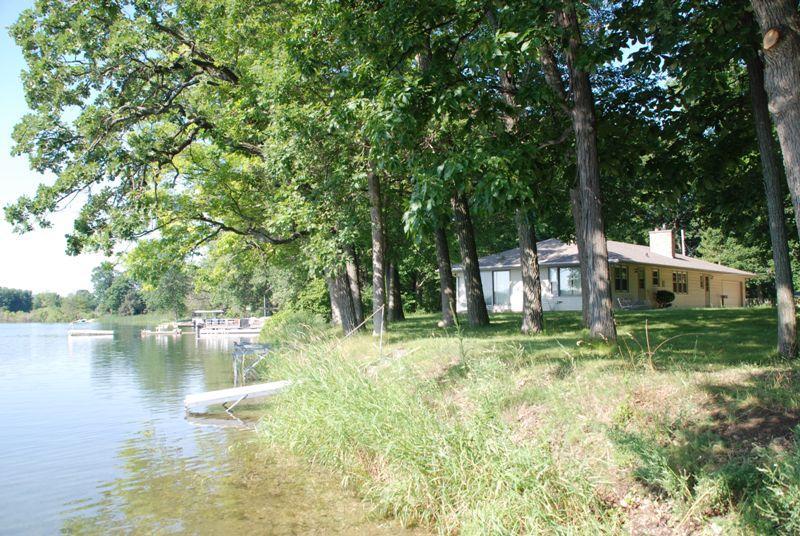 1118 N West Shore, Summit, WI 53066