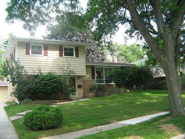 1229 Hickory Dr., Waukesha, WI 53186