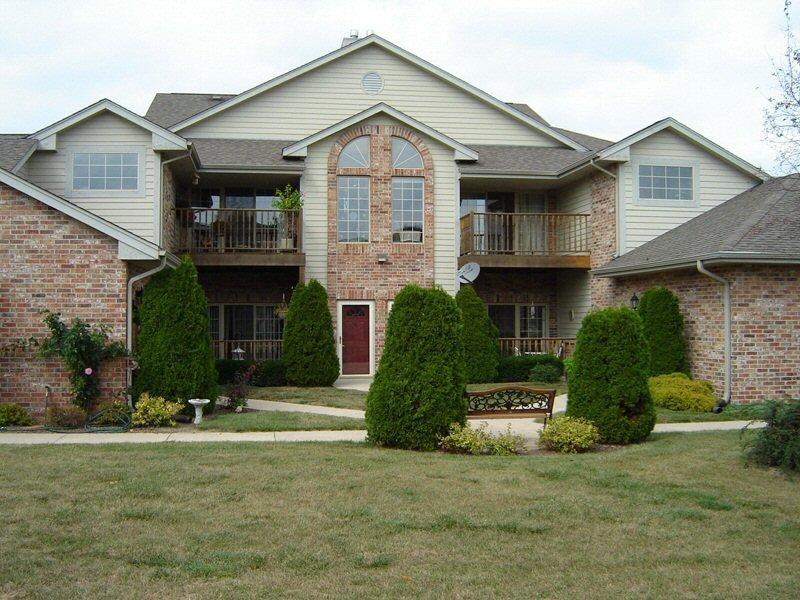 628 W Hillcrest Rd #G, Saukville, WI 53080