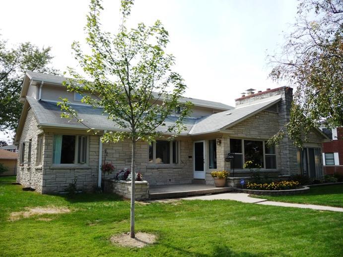 3405 W Lakefield Dr, Milwaukee, WI 53215