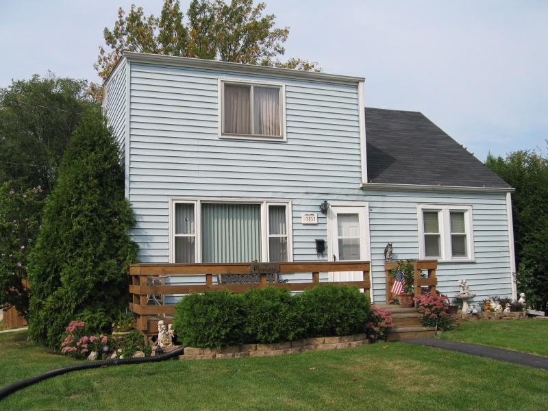 3859 S 39th St, Greenfield, WI 53221