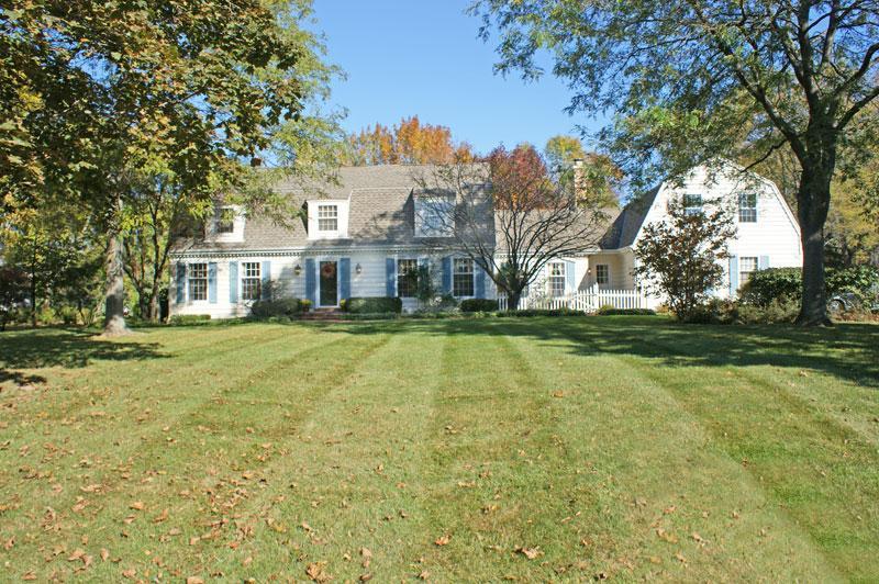 310 W Woodlyn Dr, Mequon, WI 53092