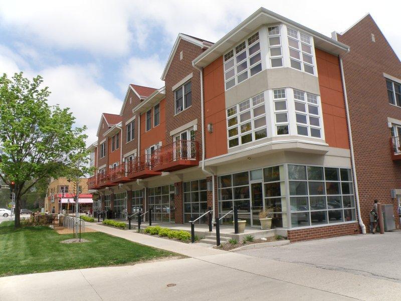 2282 N Swan Blvd, Wauwatosa, WI 53226
