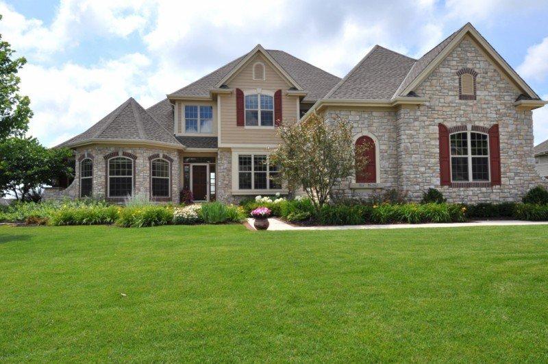 N52W21425 Taylors Woods Dr, Menomonee Falls, WI 53051