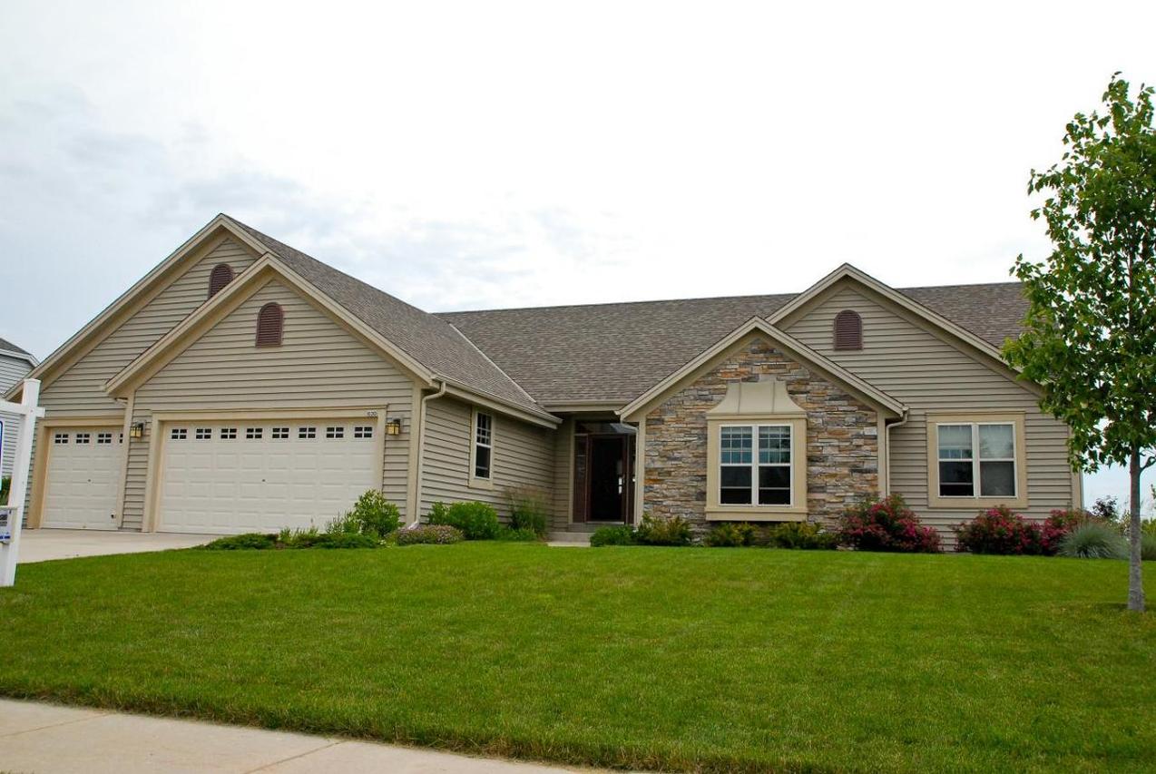 630 Stoecker Farm Ave, Mukwonago, WI 53149