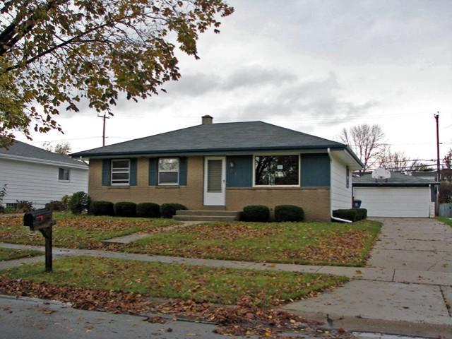 2414 W Carrington Ave, Oak Creek, WI 53154