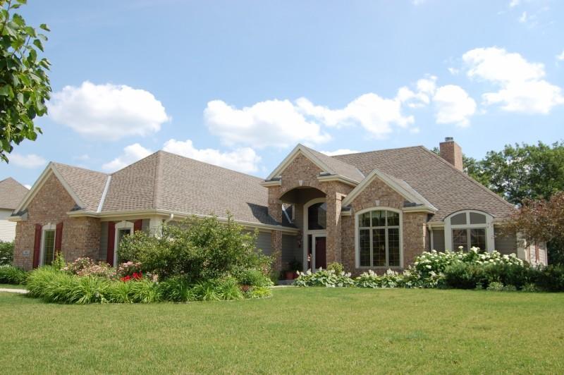 N53W21747 Taylors Woods Dr, Menomonee Falls, WI 53051