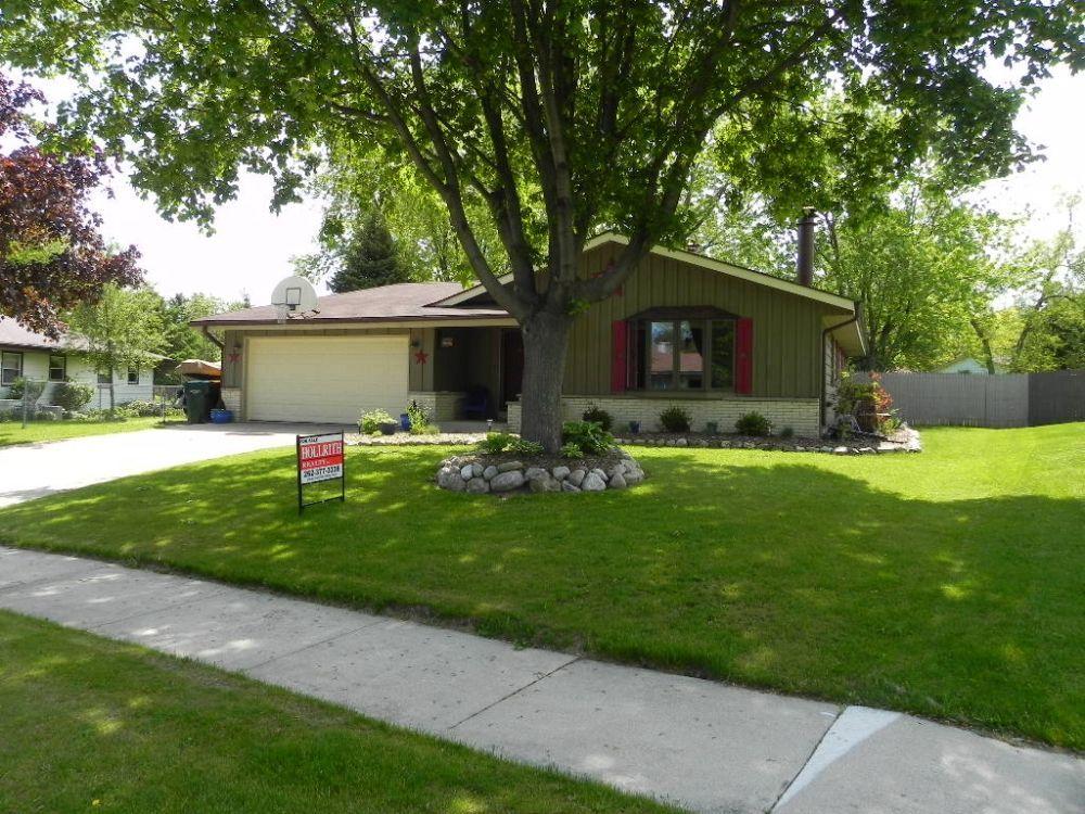 525 W Hollybrook Ln, Saukville, WI 53080